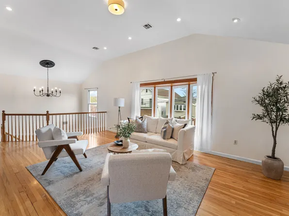 735 1st St, Secaucus, NJ 07094