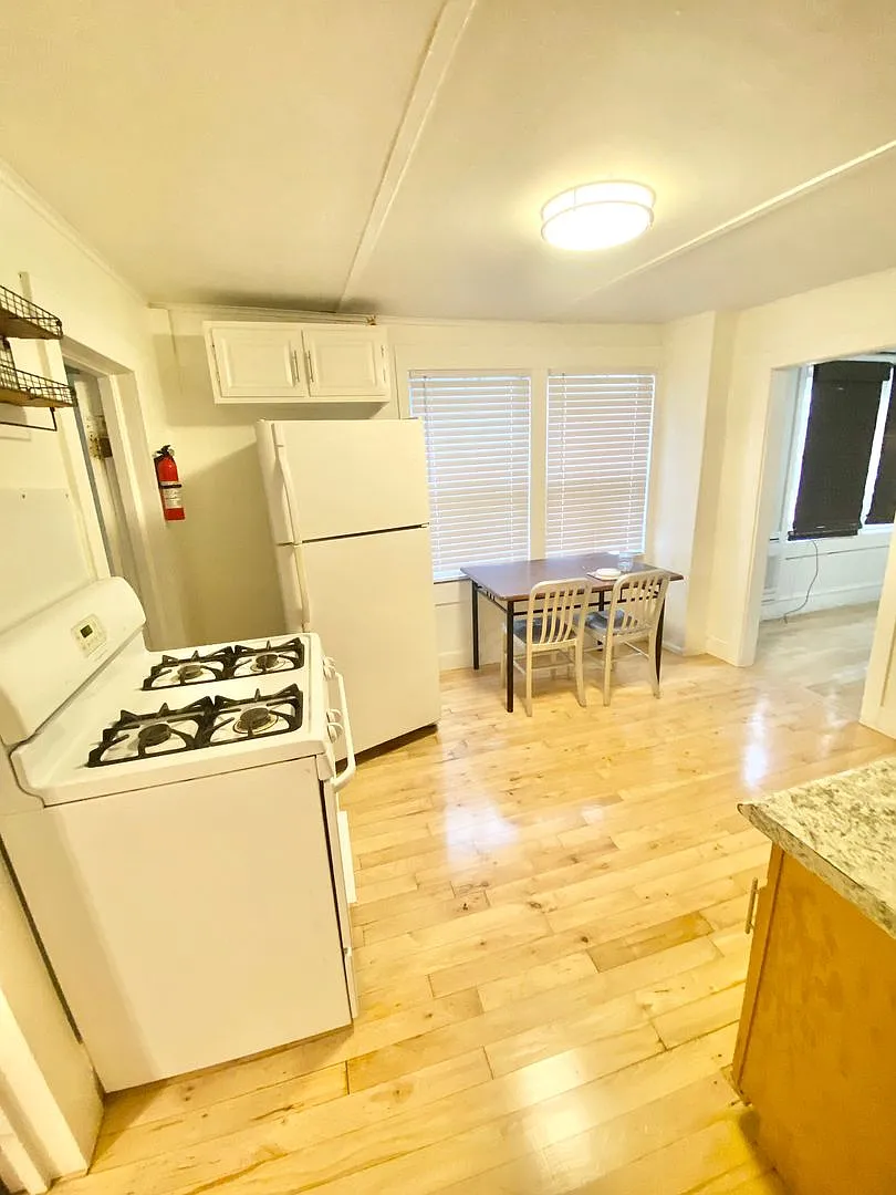 3 Bedroom in Burlington Available NOW! — Photo 4