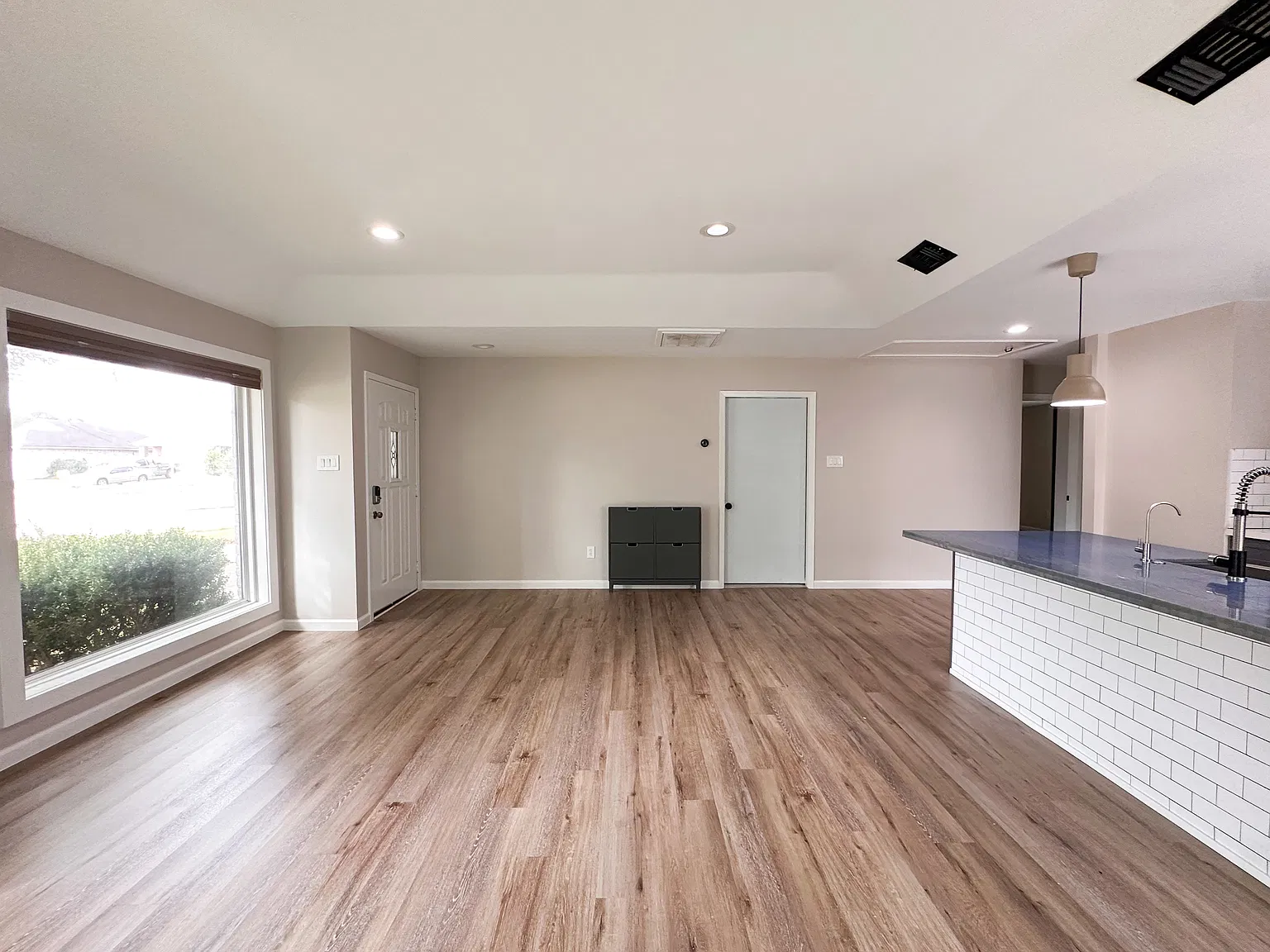2 bed, 2.0 bath, 1200 sqft, $1,900 — Photo 3