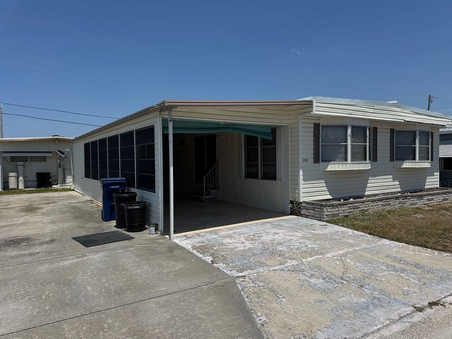 Spacious 2 Bedroom Mobile Home for Rent in Fairlane Acres Bradenton, FL — Photo 1