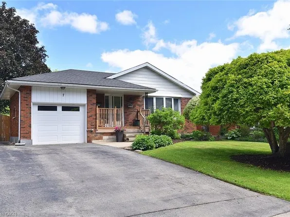 7 Monarch Ct, Hamilton, ON L9H 3W2