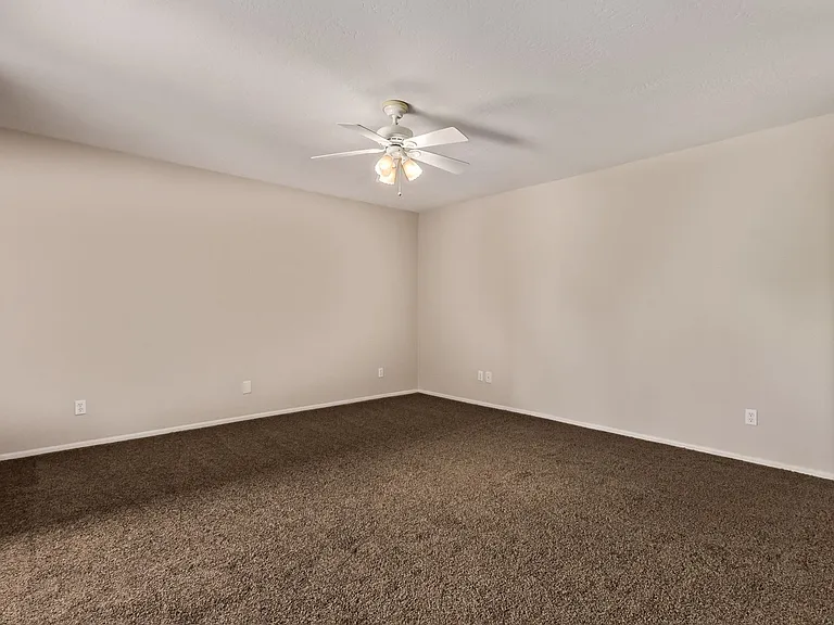 2637 E Sierra St — Photo 18