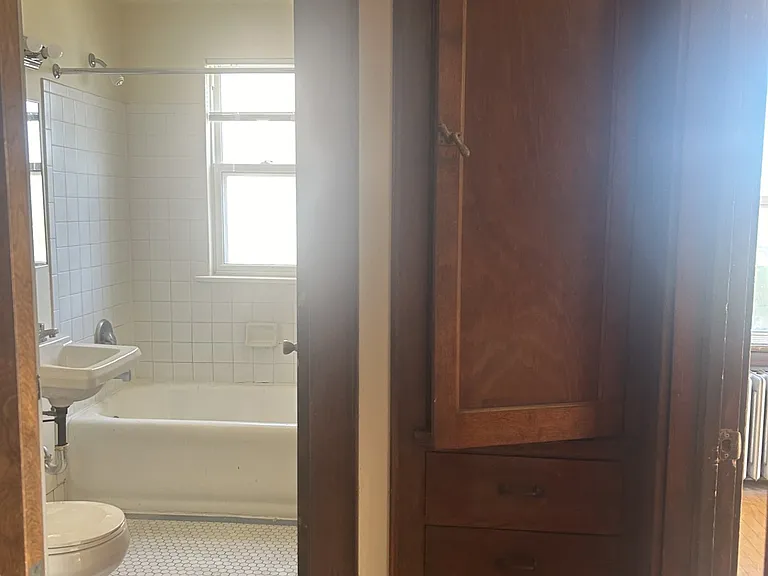 1 Bedroom (Hallway/Linen Closet)(East End Unit)