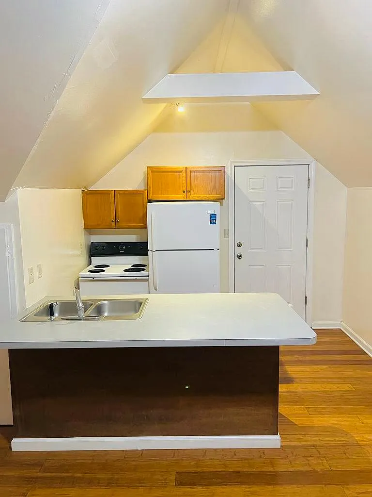Studio, $900 — Photo 1