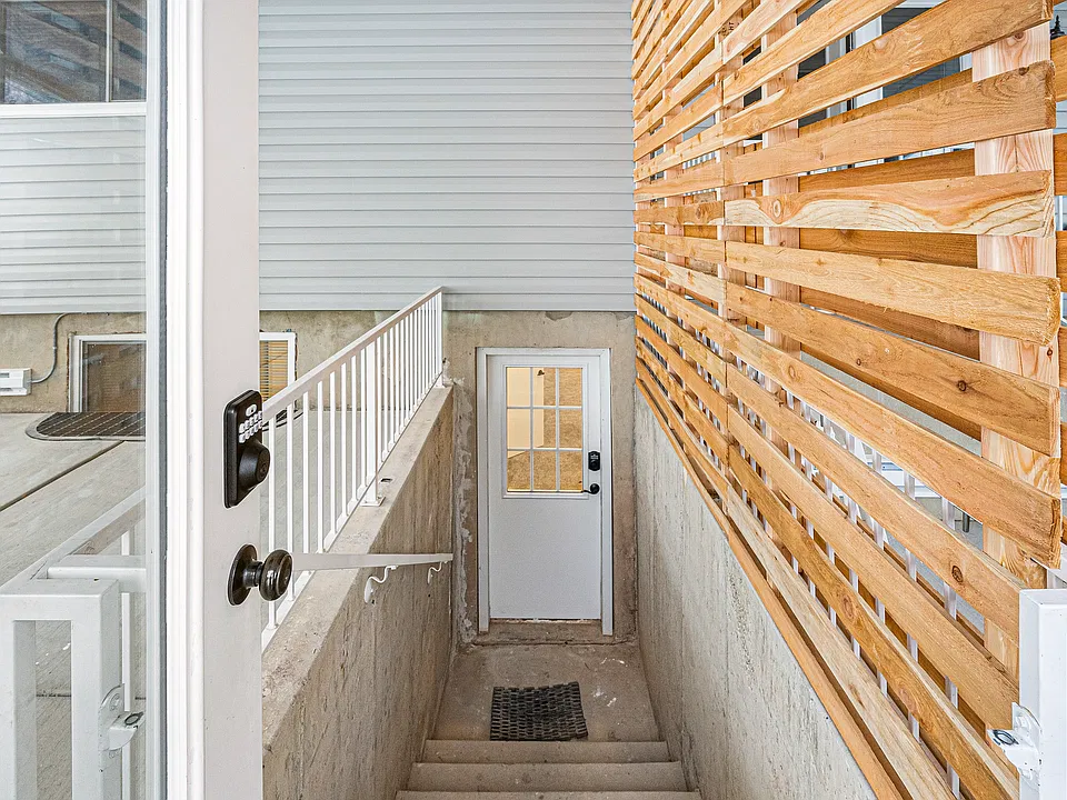 Unit B entryway