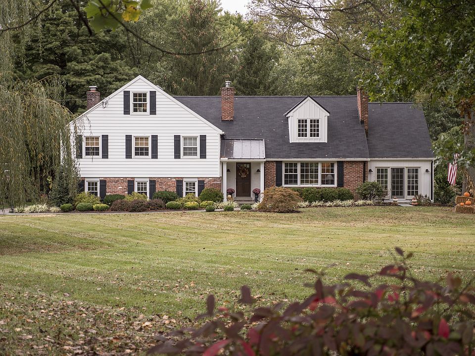 2nd image of 305 Exeter Rd
