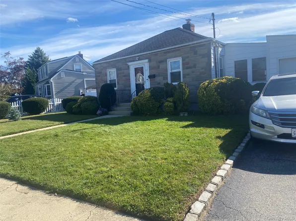 47 Walnut Avenue E, Farmingdale, NY 11735
