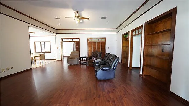 4 bed, 2.0 bath, 2050 sqft, $2,800 — Photo 2