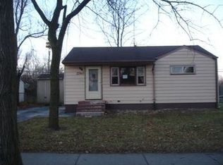 2740 Pawnee Rd, Waukegan, IL 60087