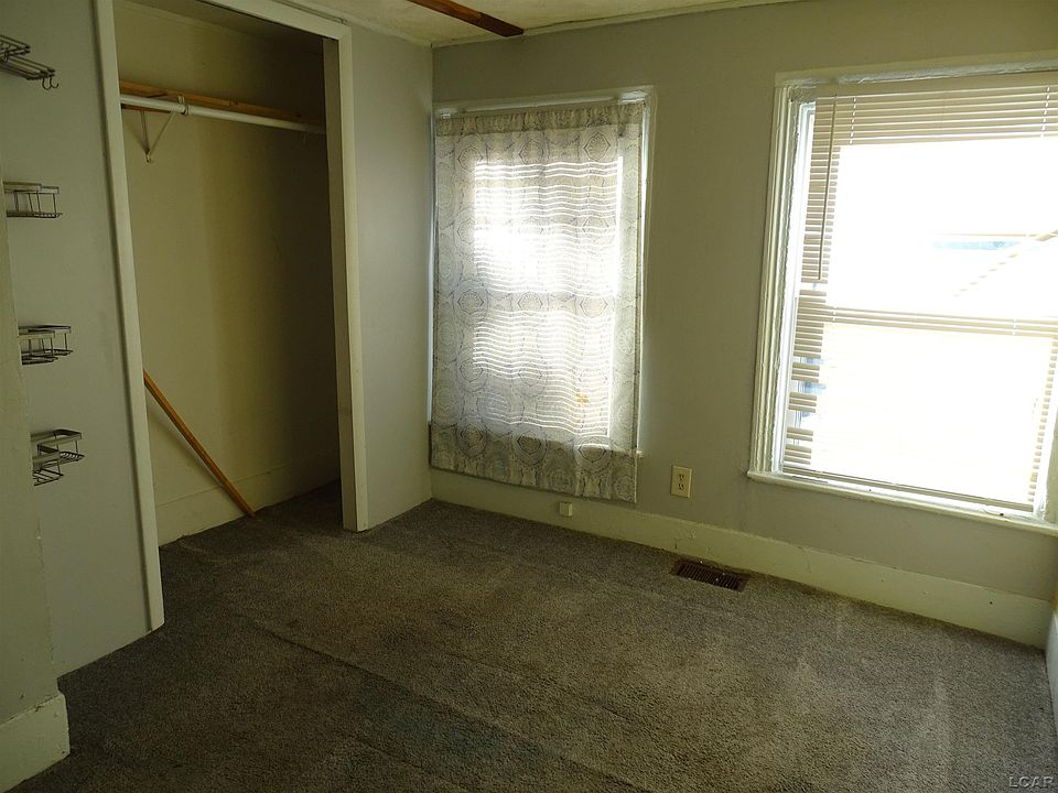 19th image of 665 Dennis St