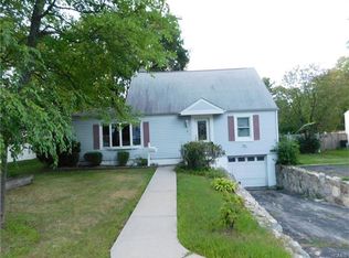 4 Cross Ln, Cortlandt Manor, NY 10567