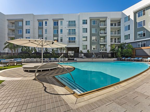 Vive Luxe, San Diego, CA, Resort-Inspired Pool