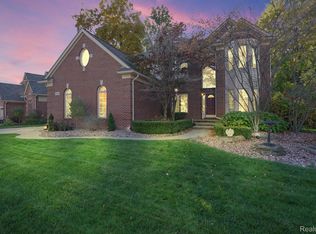 2032 Roundtree, Rochester Hills, MI 48307