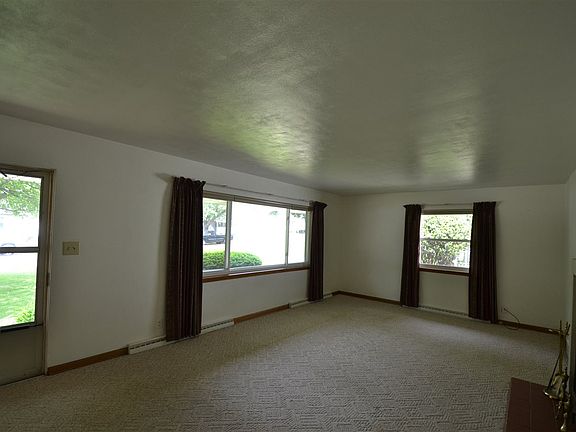 3rd image of 1110 W Willow Ln