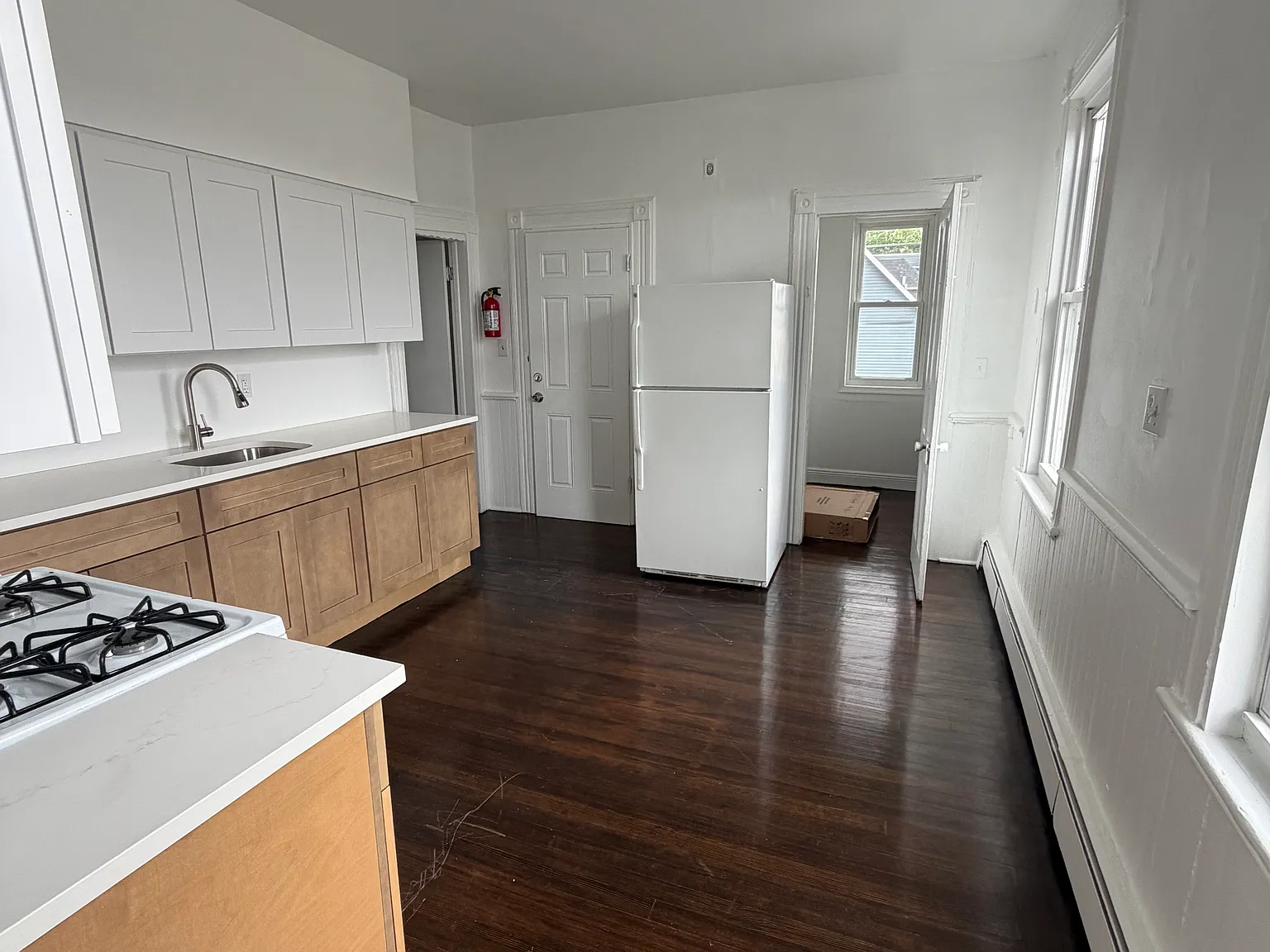 3 bed, 950 sqft, $2,300 — Photo 2
