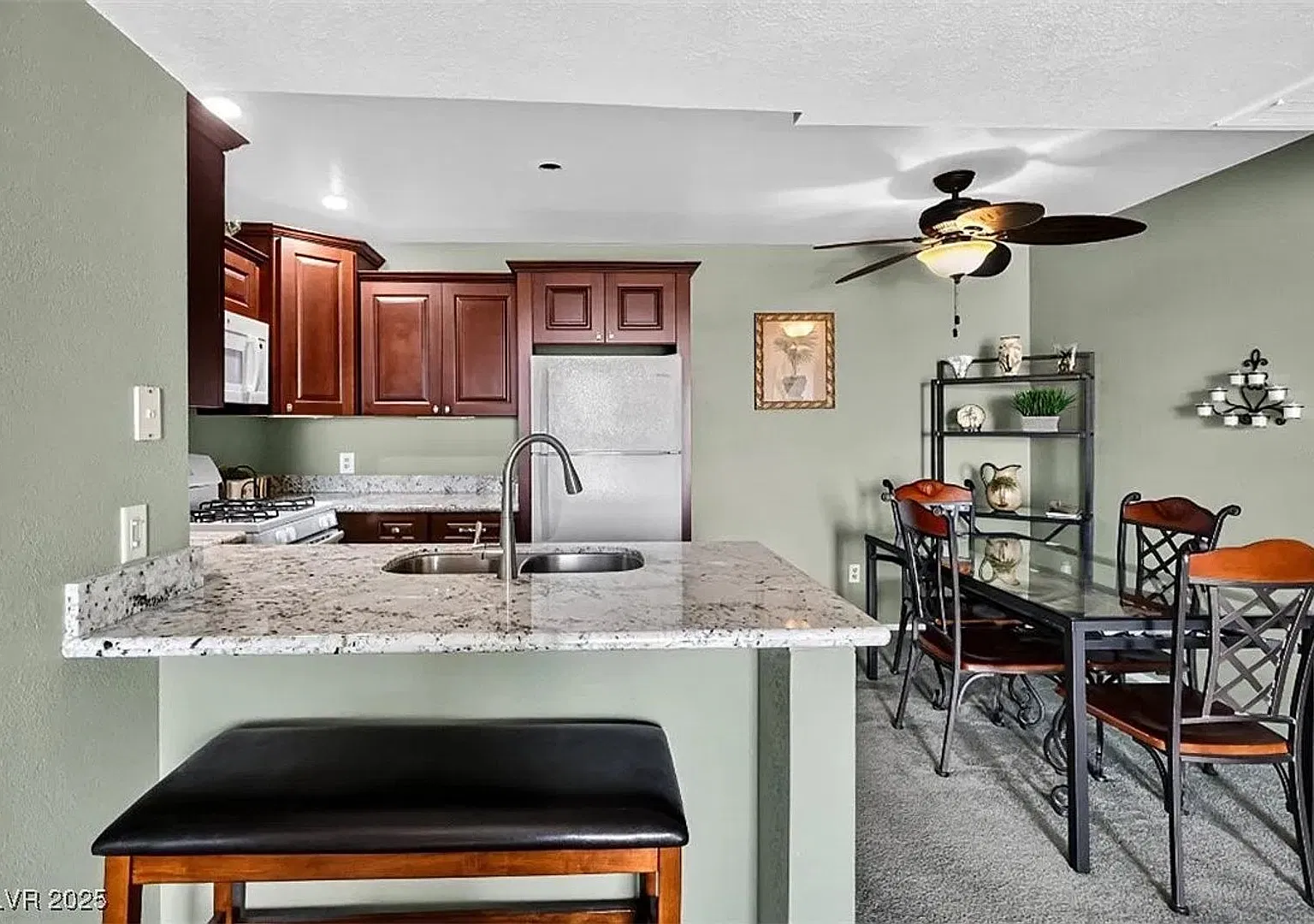 Full Time Rental - Partially Furnished — Photo 2