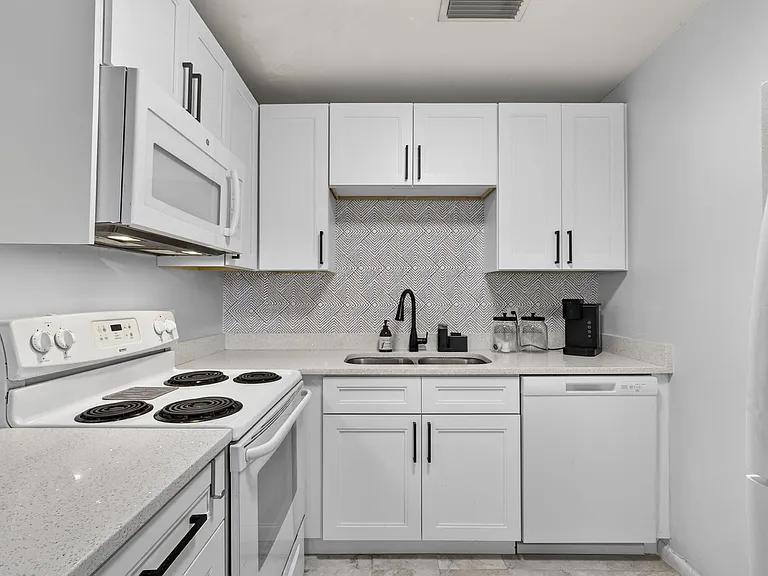 155 Windsor Dr #G — Photo 11
