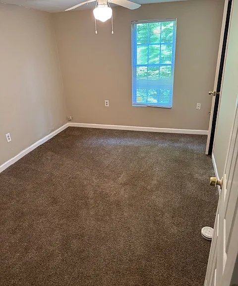 Middle bedroom (2nd fl).