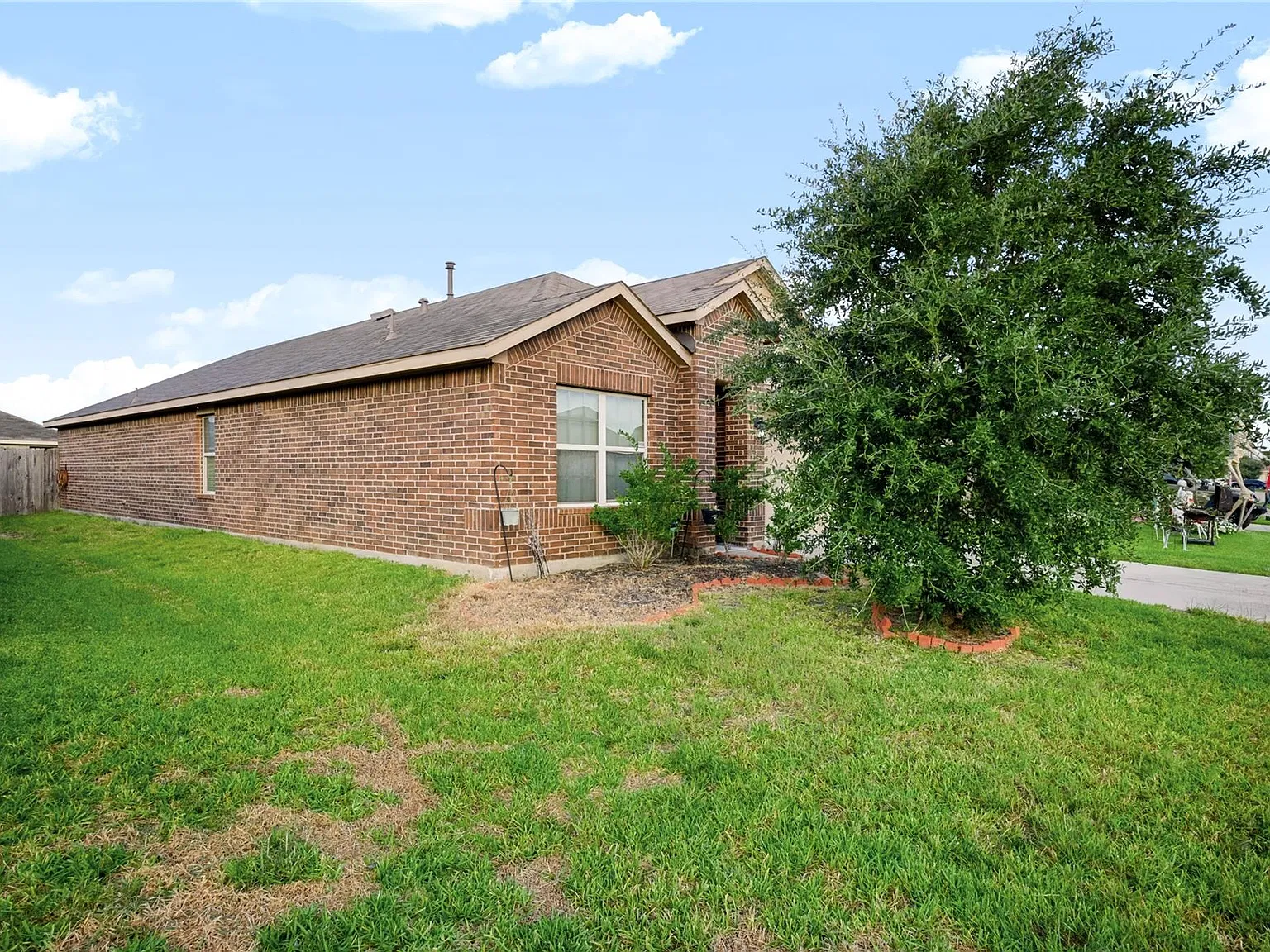 4 bed, 2.0 bath, 1812 sqft, $2,100 — Photo 3