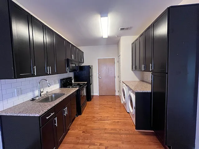 909 Perry St — Photo 2