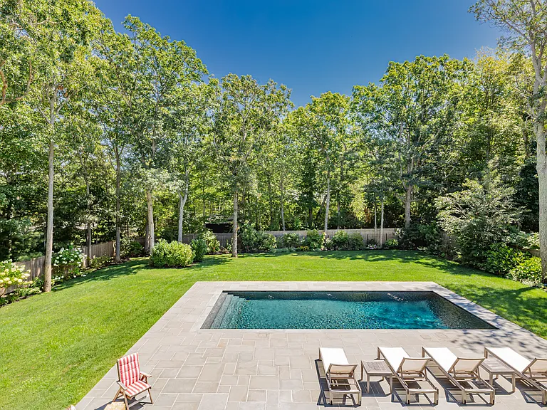 Runnymeade Dr — Photo 40