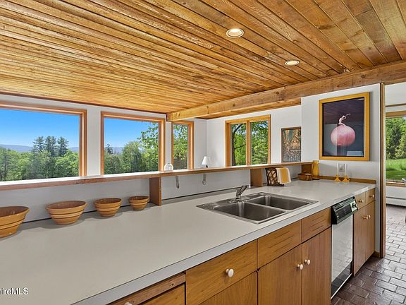 3rd image of 215 Old Stockbridge Rd
