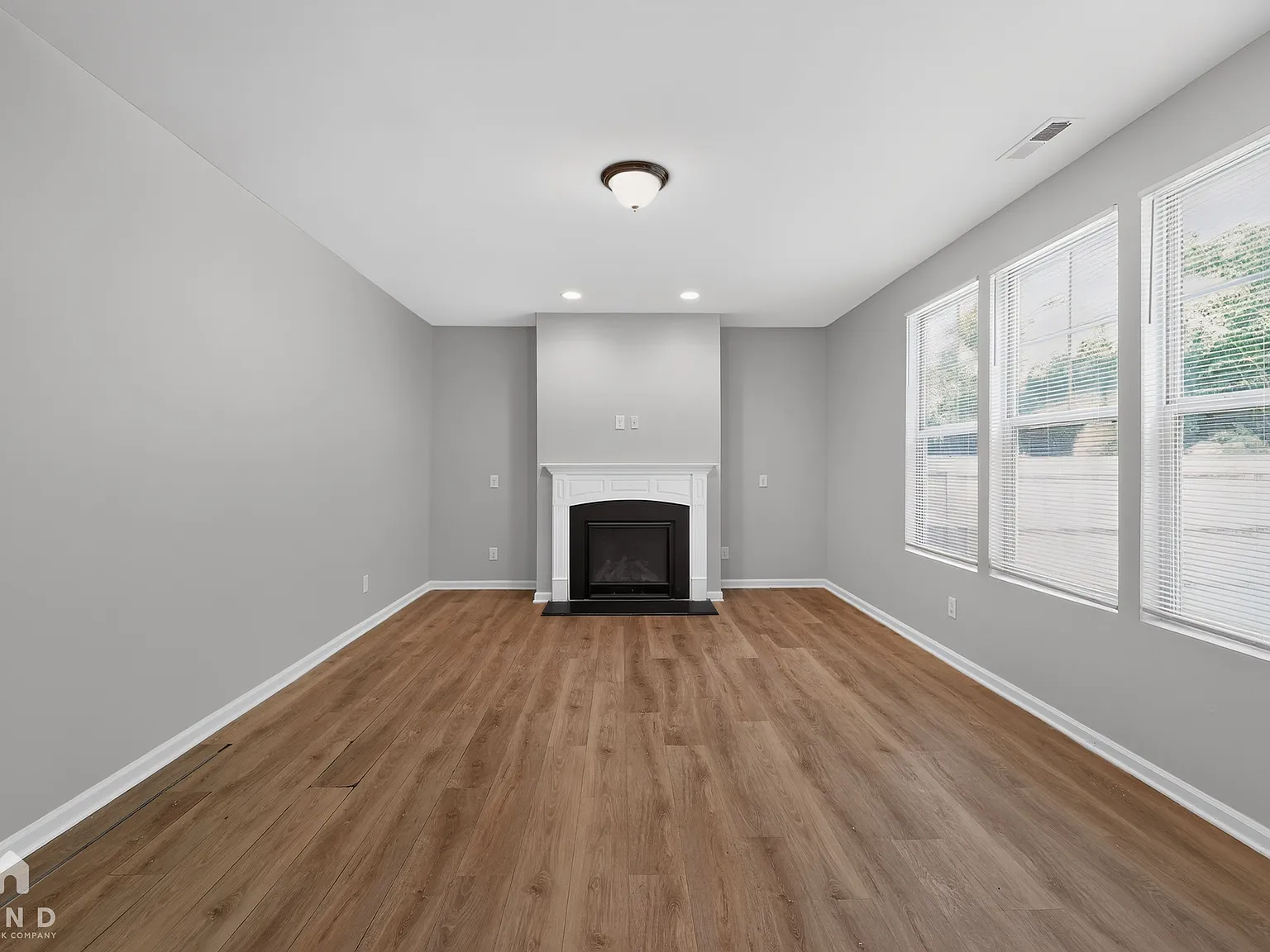 4 bed, 2.5 bath, 2465 sqft, $2,295 — Photo 4