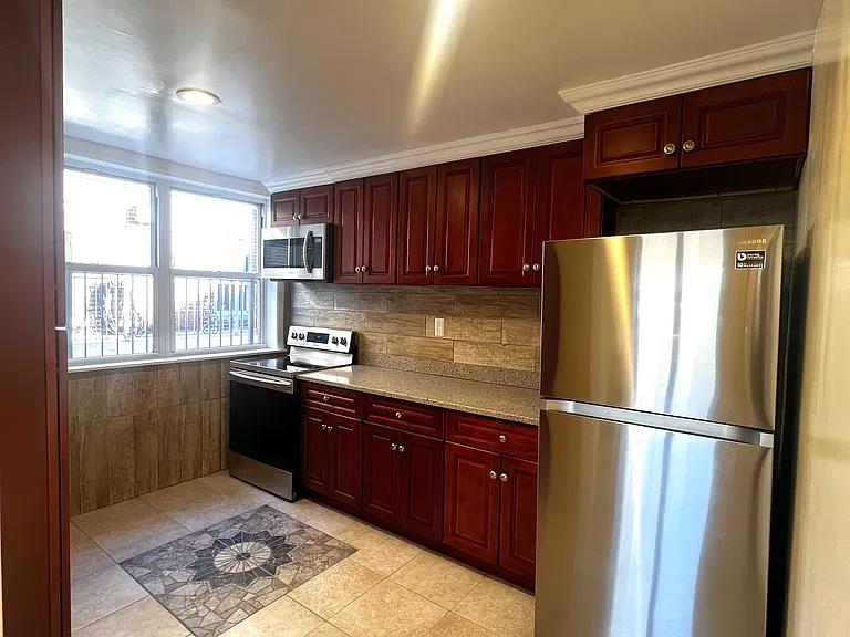 Colonial Ave — Photo 3