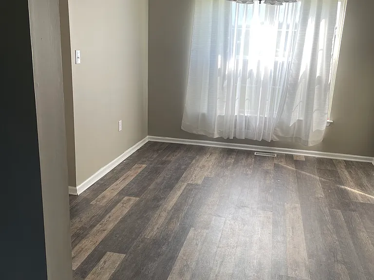 435 Park Ave — Photo 16