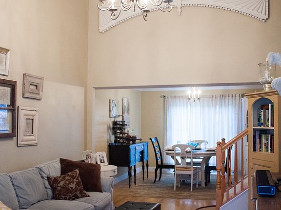 4th image of 2585 King Arthur Way