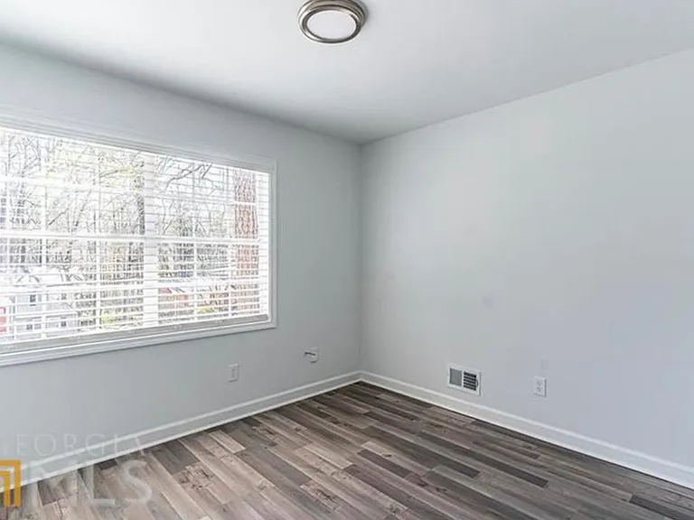 2352 Tarian Dr — Photo 4