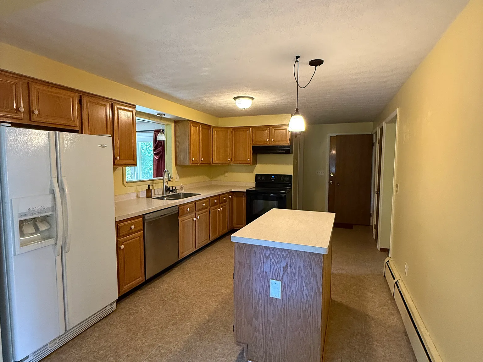 4 bed, 2215 sqft, $2,800 — Photo 3