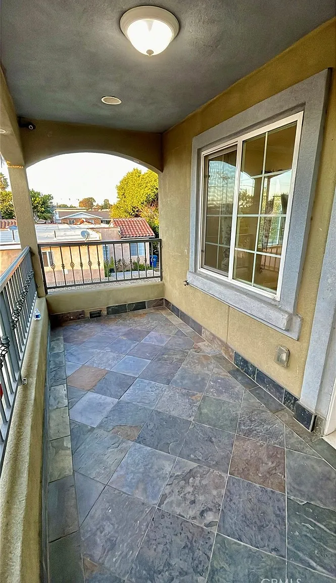 3 bed, 1129 sqft, $3,500 — Photo 2