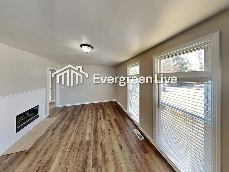 3260 Russell St — Photo 3