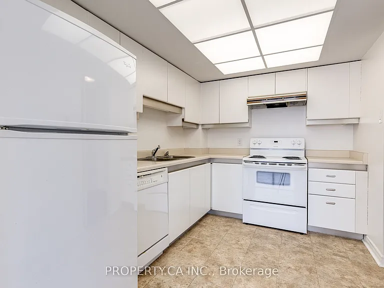 65 Harbour Sq #3209 — Photo 9