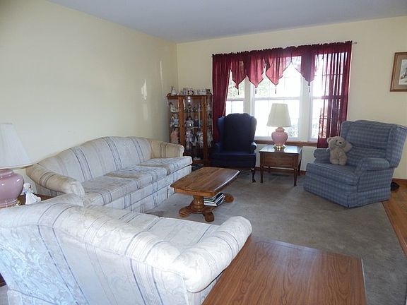 3rd image of 15 Berkshire Ct