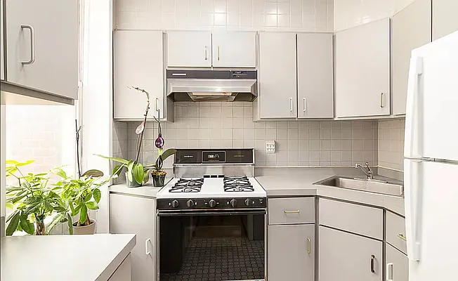 Rented by Avenues Real Estate | media 7