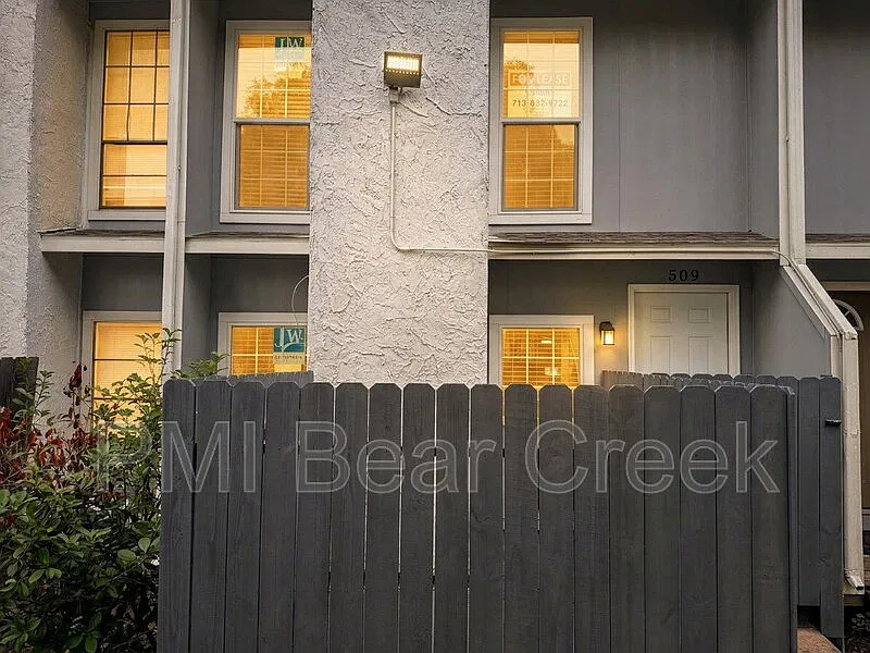 1 bed, 1.5 bath, 730 sqft, $900 — Photo 2