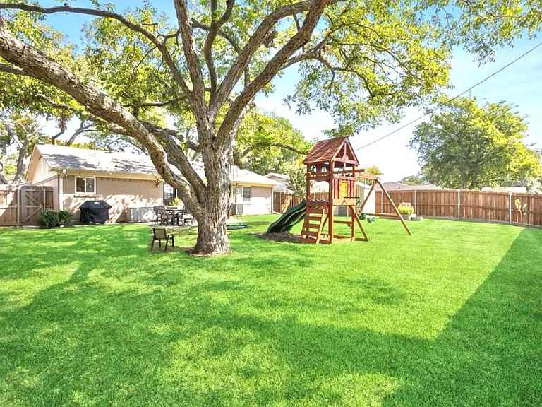 527 Melrose Dr — Photo 12