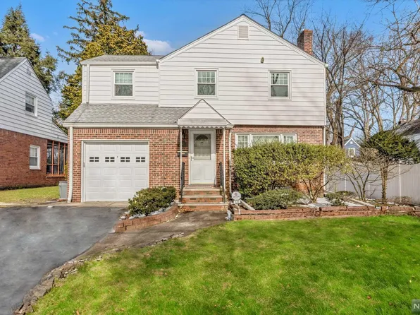 121 Minell Pl, Teaneck, NJ 07666