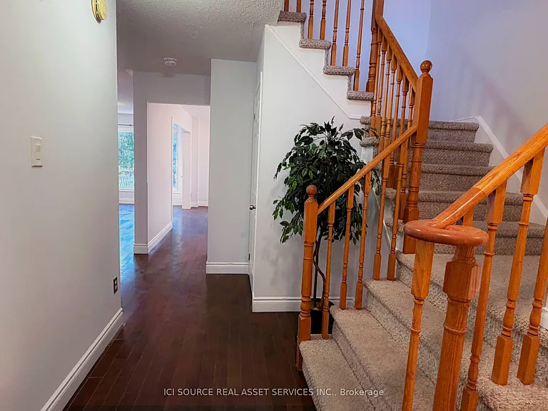 7176 Harding Cres — Photo 3