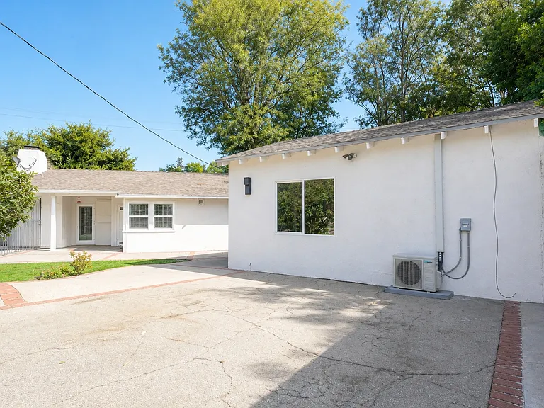 4711 Tyrone Ave — Photo 58