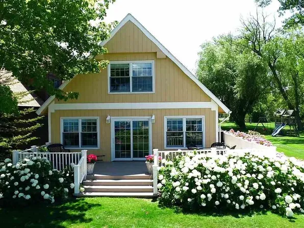 8056 Middle Channel Dr, Harsens Island, MI 48028