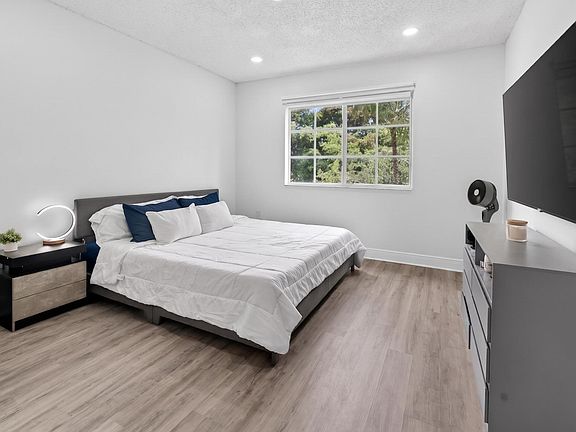 5th image of 8020 Nob Hill Rd #305