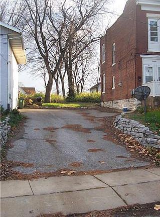 3rd image of 7552 Woodland Ave