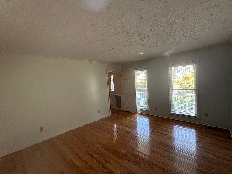 1978 Penrose Dr — Photo 12