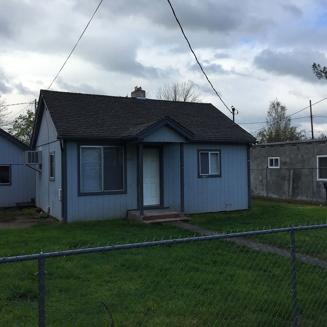 3bd 2bth - Fenced Yard & Washer Dryer Hookup - Grants Pass — Photo 1