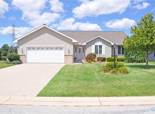 10 Fox Run Dr, Fremont, OH 43420