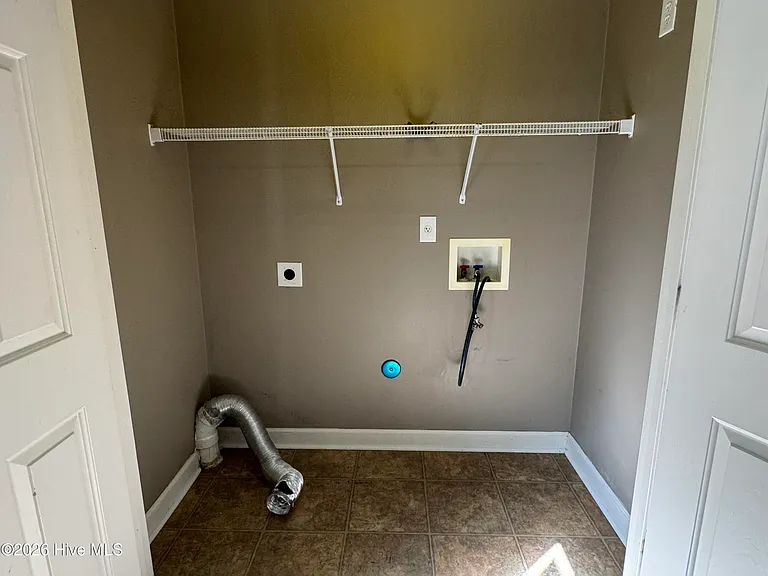 302 Streamwood Dr — Photo 4