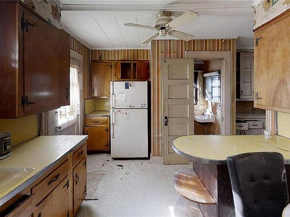 3rd image of 160 Urban St